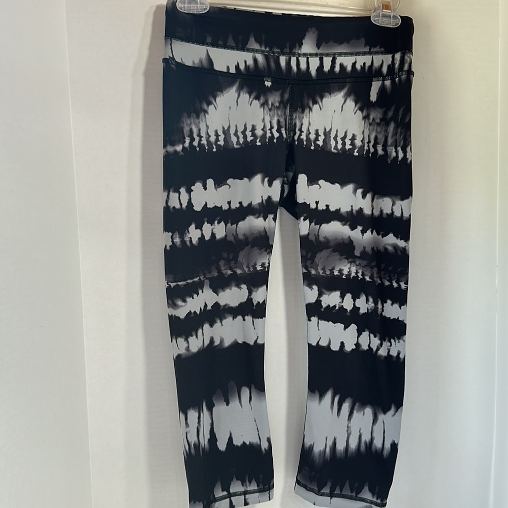 Lucy black and gray tie dye cropped leggings size small
